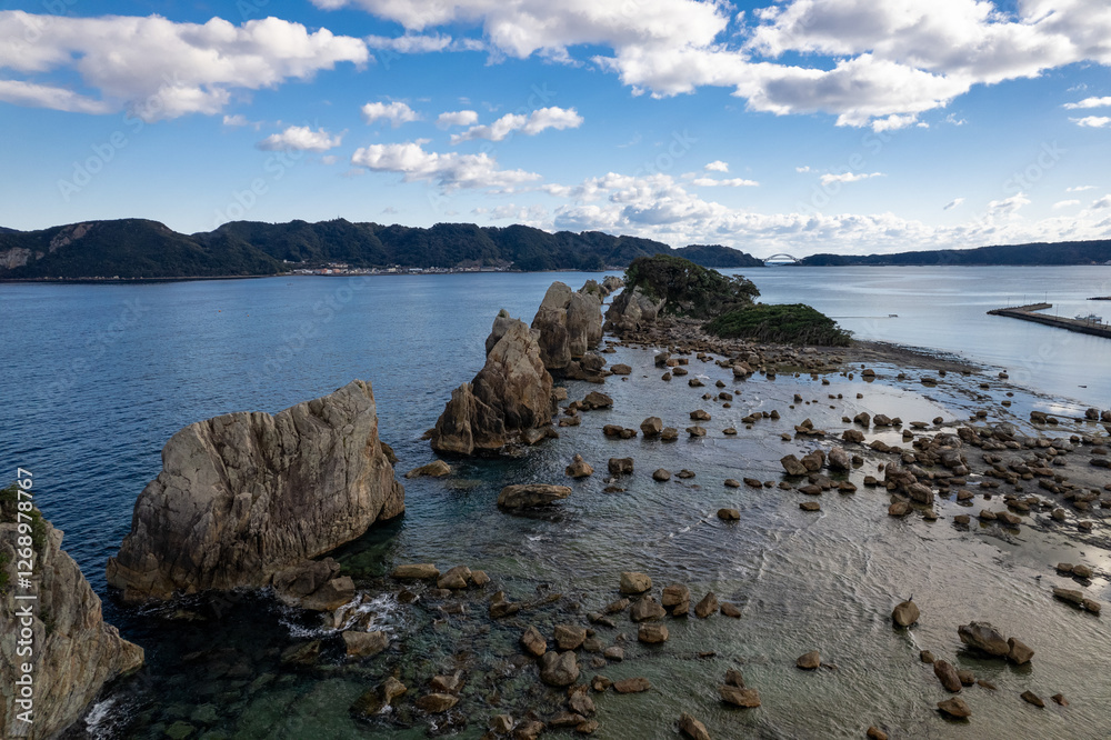 熊野の奇岩、橋杭岩(ドローンによる空撮)