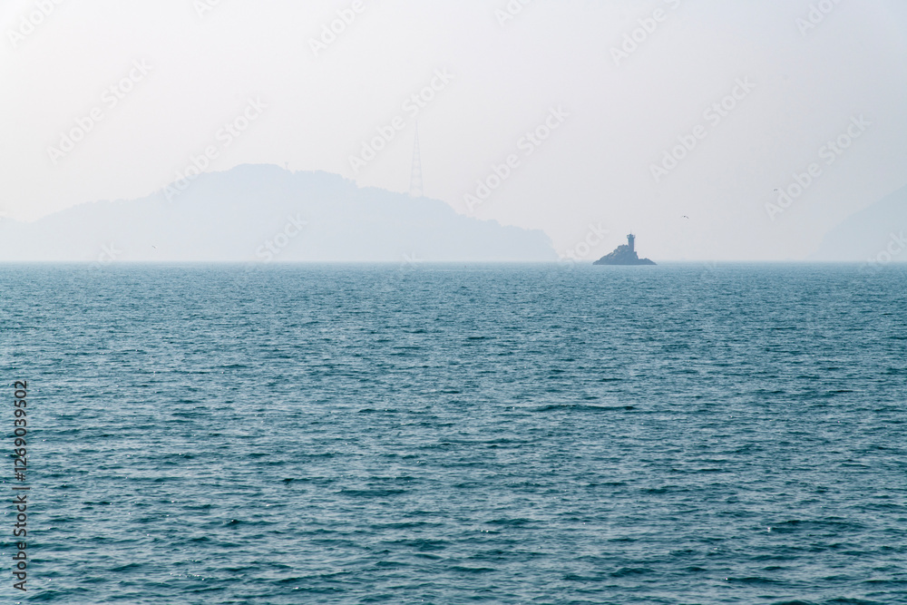 Obraz premium tranquil seascape with the horizon and fog