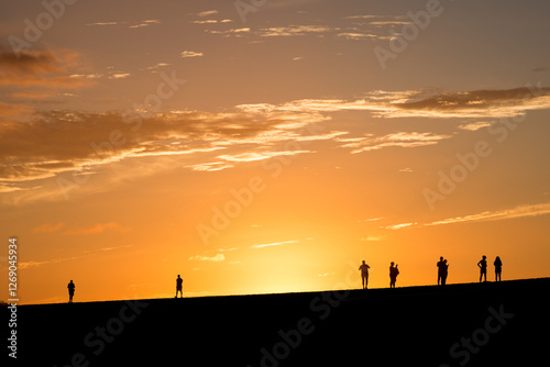 Persone in controluce al tramonto photo