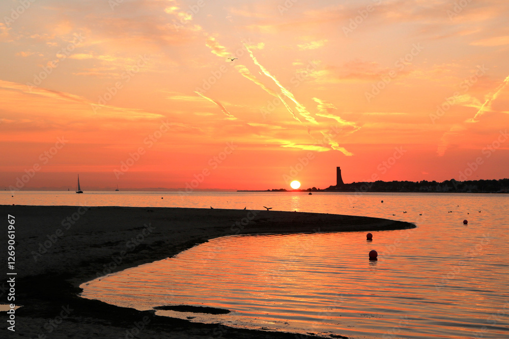 Blick vom Falckensteiner Strand auf die Kieler Förde und Laboe bei Sonnenaufgang.