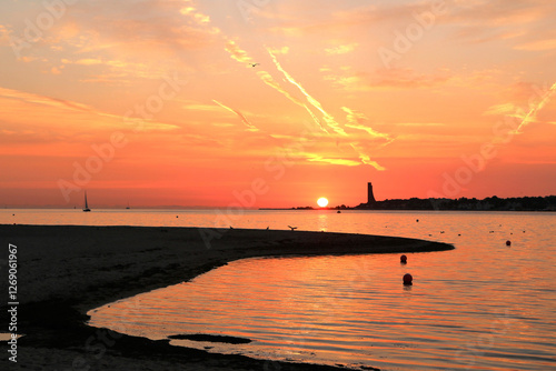 Obraz na płótnie Blick vom Falckensteiner Strand auf die Kieler Förde und Laboe bei Sonnenaufgang. w salonie