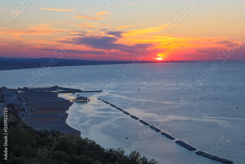 Veduta dall'alto della costa romagnola sul mare Adriatico da Gabicce a Rimini durante il tramonto in un giorno d'estate, Italia