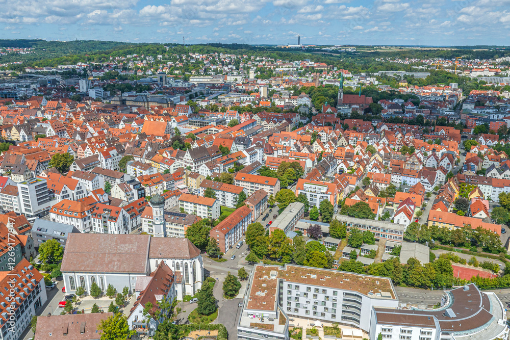 Obraz premium Die ostwürttembergische Großstadt Ulm an der Donau aus der Vogelperspektive