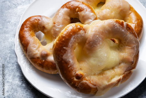 Obraz na płótnie german cheese pretzels w salonie