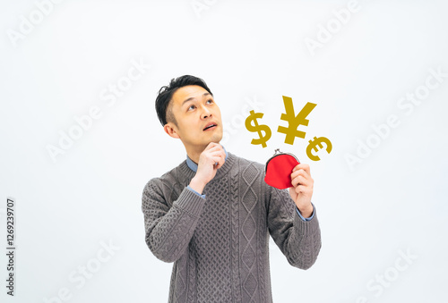 お金、マネー、現金、金融、貯金、考える、疑問、投資、資産運用、外貨、ETF、S&P500、オルカン、オールカントリー、株式、FX、外為、期待、希望、給料、ミドル、ミドルエイジ、中年、30代、40代、男性、日本人、おじさん、カジュアル、プライベート、パパ、お父さん、銀行、副業、収入、利益、ビジネス、経済、円安、円高、為替、ドル、ユーロ、越境EC、ローン、財布、貯蓄、FIRE、セミリタイア、人物 photo