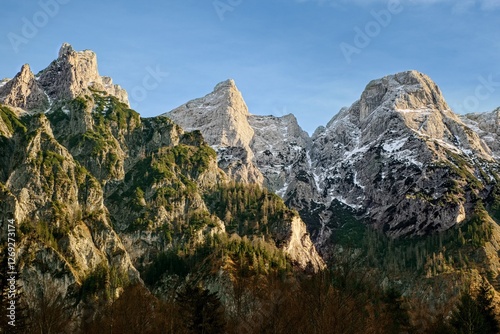 Nahaufnahme felsiger Gipfel im Sommer