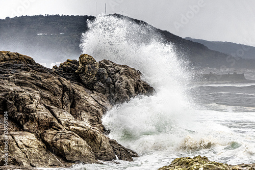 Fototapeta Naklejka Na Ścianę i Meble -  waves crashing on rocks