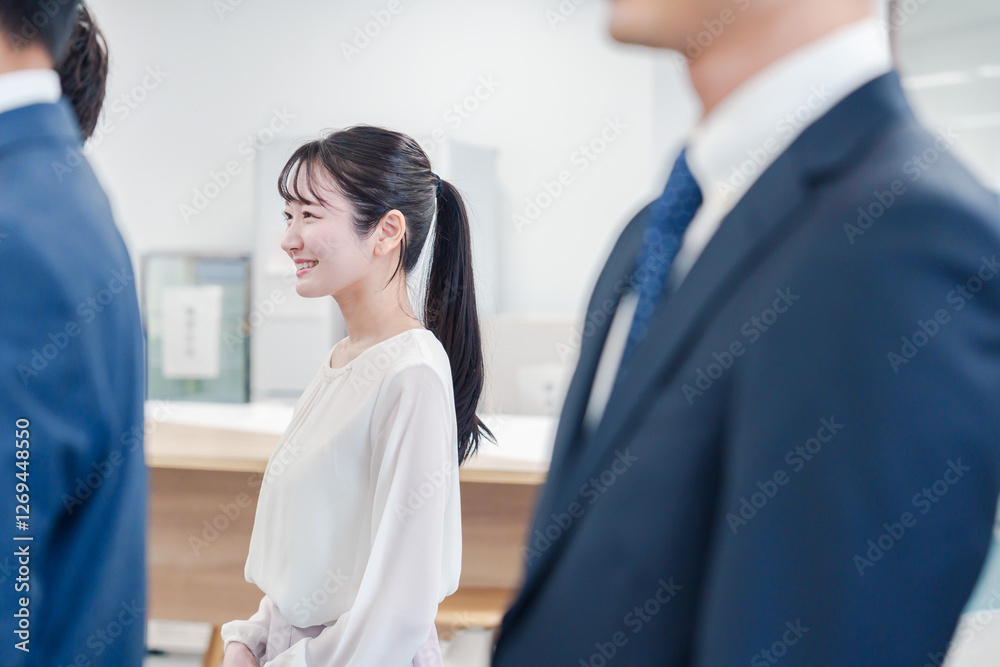 オフィスで楽しく働く若いキャリアウーマン オフィスで楽しく働く若いキャリアウーマン