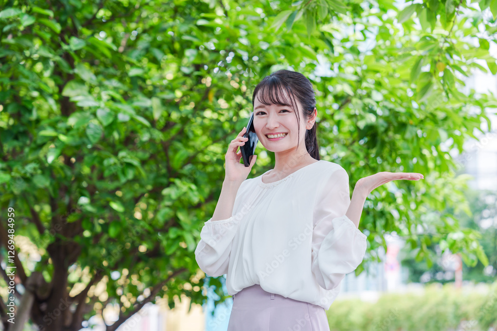 スマホで通話をする笑顔の若い女性