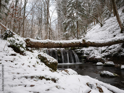 Obraz na płótnie Wasserfälle im Winter w salonie