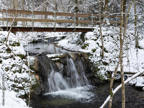 Obraz na płótnie Wasserfälle im Winter w salonie
