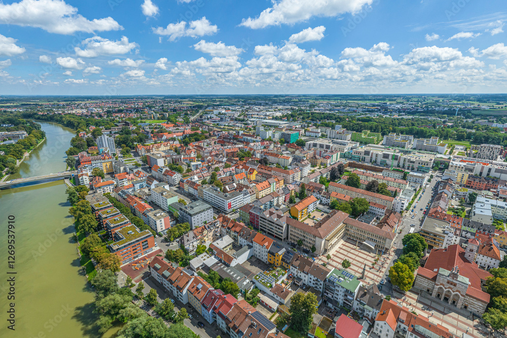 Fototapeta premium Die Innenstadt von Neu-Ulm am bayerischen Donau-Ufer in Schwaben im Luftbild