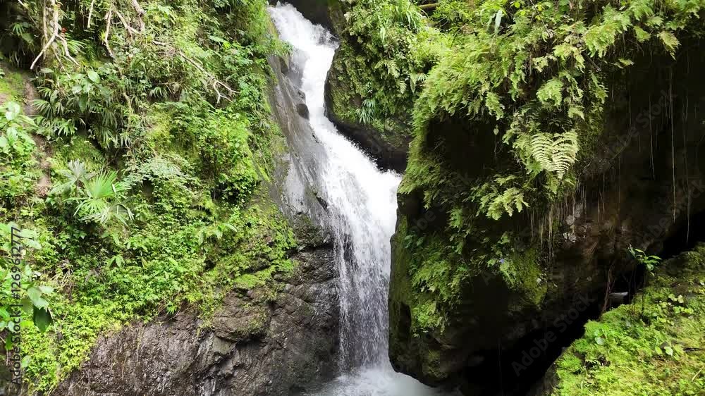 una hermosa y caudalosa cascada se abre camino entre las rocas. una hermosa y caudalosa cascada se abre camino entre las rocas.
