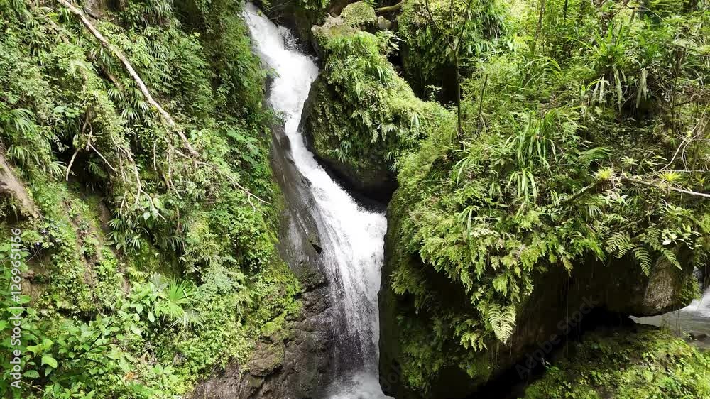 espectacular caída de agua entre rocas en altos del maría en panamá