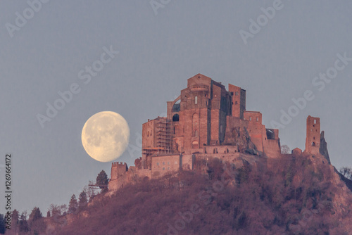 La Luna tramonta dietro la Sacra di San Michele alla Golden Hour