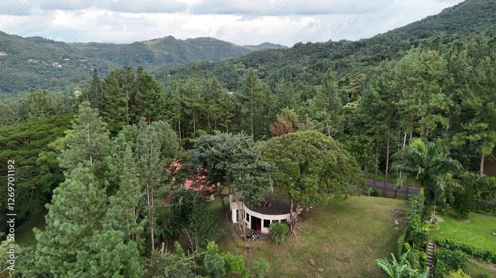 sobrevuelo por las montañas de altos del maría en panamá