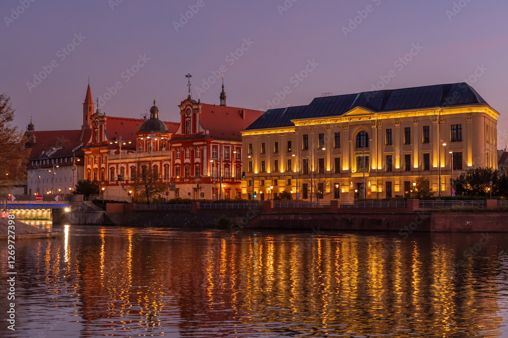 Naklejka premium Zachód słońca w mieście - Wrocław zachód słońca z widokiem na rzekę Odrę, budynki i niebo.