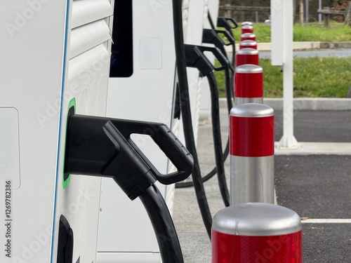 quatre bornes électriques en extérieur