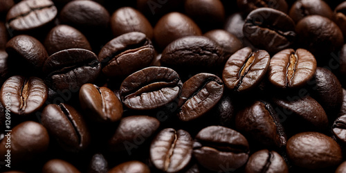 Glänzende Kaffeebohnen in Makroaufnahme – Aromatische Röstung für perfekten Genuss