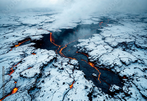 Erupción de volcán con rio de lava