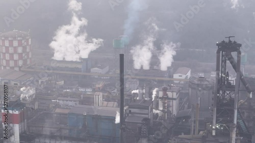 This aerial footage visualizes smoke emissions from industrial facilities,drawing attention to environmental pollution and climate change.Suitable for sustainability and ecological awareness projects.