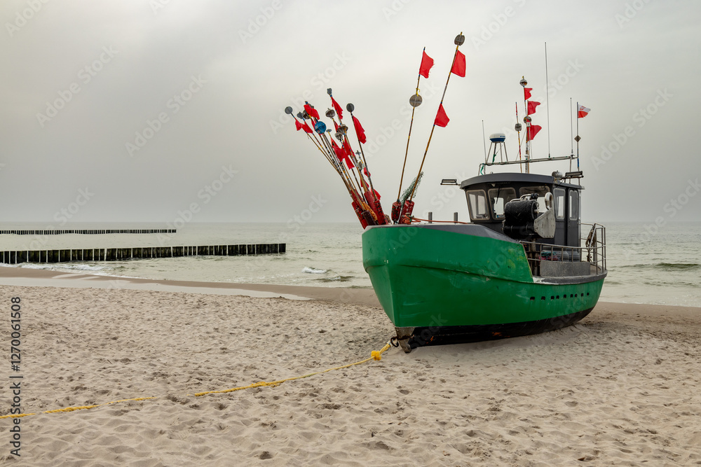Fototapeta premium Kuter rybacki na plaży nad polskim morzem. Sieci połów