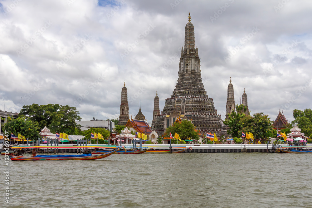 Naklejka premium Wat Arun a.k.a. The Temple of Dawn on the Chao Phraya River, Bangkok, Thailand