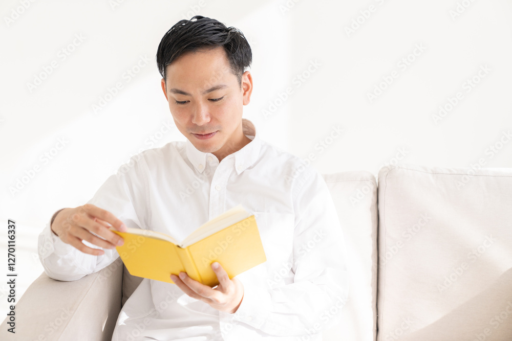 本を読む男性 本を読む男性