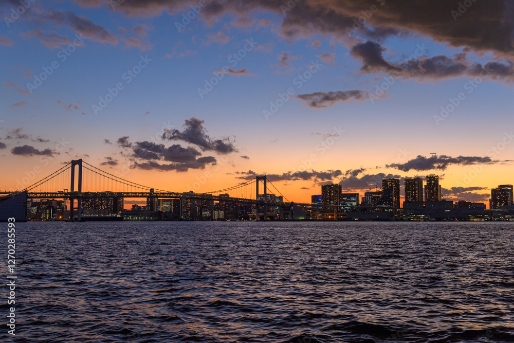 トワイライトタイムのレインボーブリッジ（東京湾）