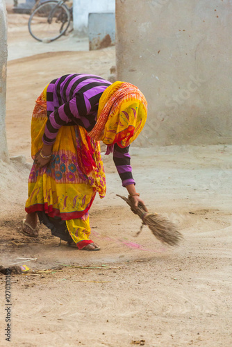 Obraz na płótnie India, Gujarat state, Kutch district. Bhuj. Village woman sweeping. w salonie