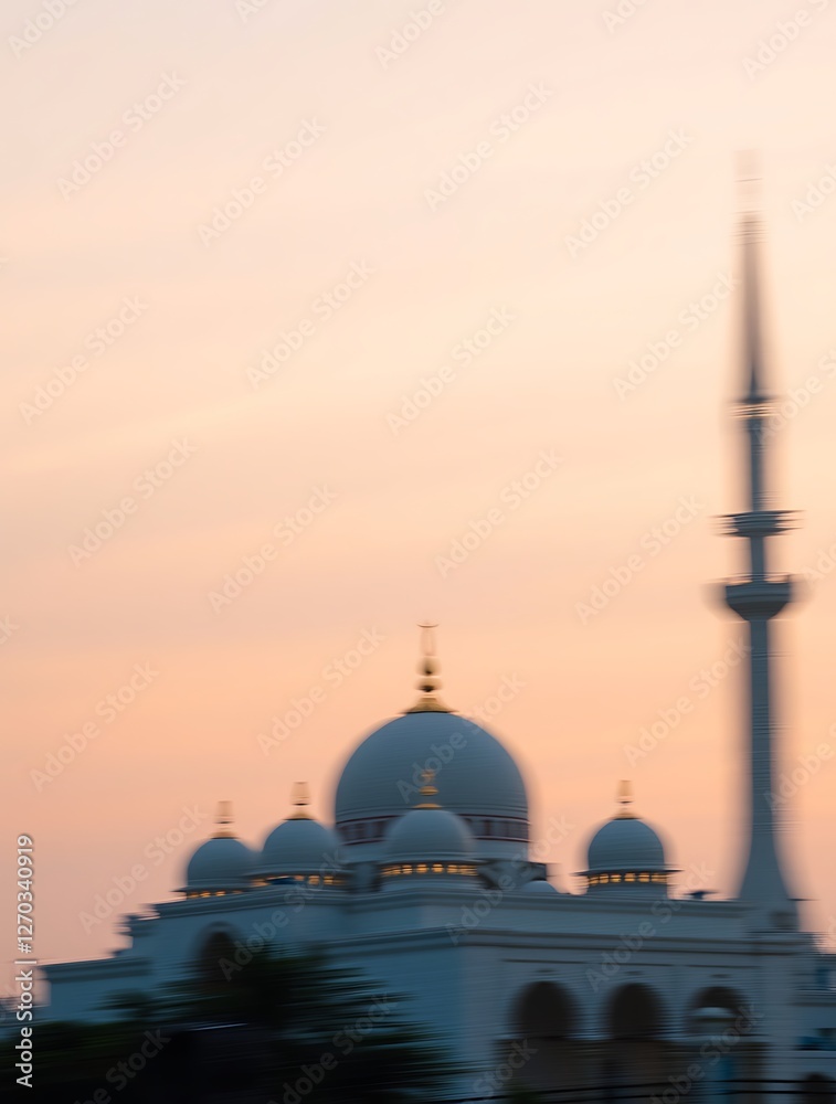 Obraz premium Mosque and Minaret at Sunrise with Soft Golden Light Hues