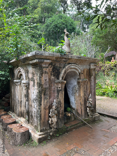 Obraz na płótnie Ruin at Wat Pha Lat temple in Chang Mai w salonie