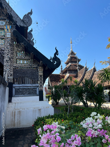 Obraz na płótnie Wat Chedi Luang Buddhist temple in Chiang Mai w salonie