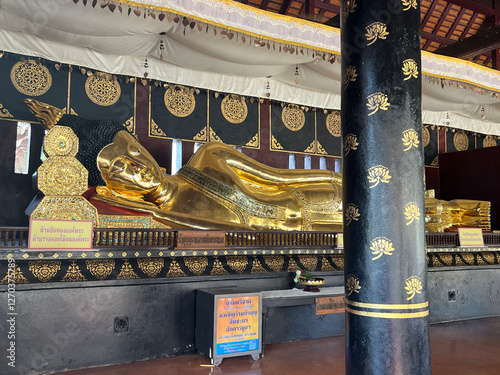 Obraz na płótnie Sleeping Buddha statue Wat Chedi Luang Buddhist temple w salonie