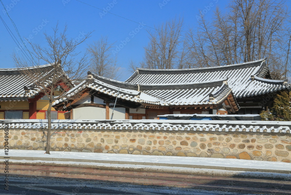 Naklejka premium 눈이 내린 여주 대로사 