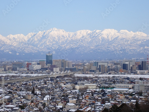 Wallpaper Mural 冠雪の北アルプス剱立山連峰と雪化粧の富山市街地 Torontodigital.ca