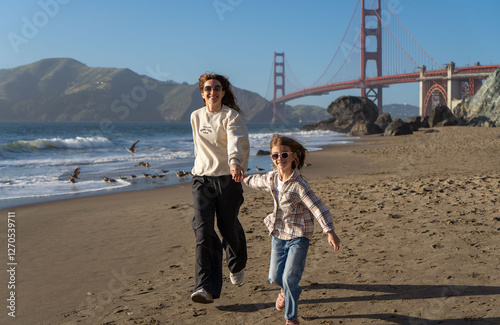 Canvas Print Mother and daughter have fun at the beach, focus on woman
