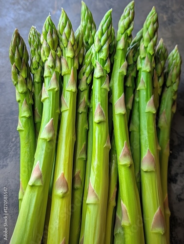 Cut green vegetable for cooking.
