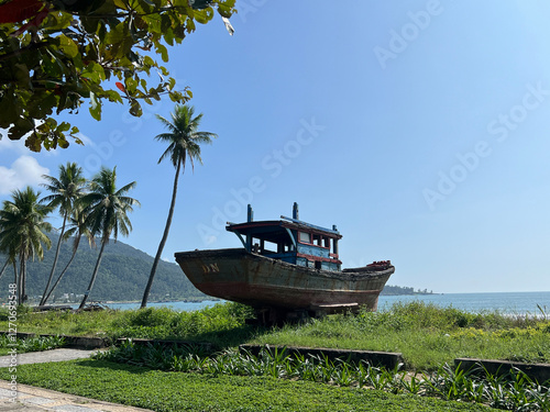 Obraz na płótnie Fishing boat on the shore in Da Nang w salonie