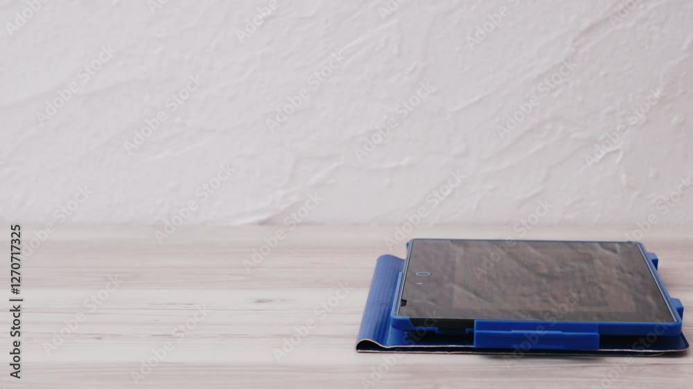 Girl or child using a tablet device. タブレット端末を使う女の子または子供。 Girl or child using a tablet device. タブレット端末を使う女の子または子供。