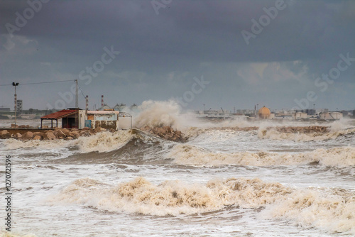 Foto Powerful Waves Crashing Against Beach Breakwater During Stormy Weather