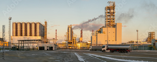 Obraz na płótnie Chemical plant in the light of the setting sun w salonie