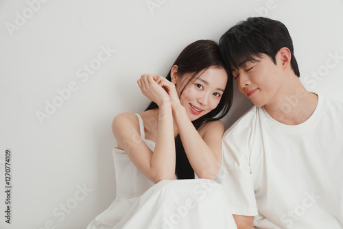 若い男女カップルのカジュアルなポートレート