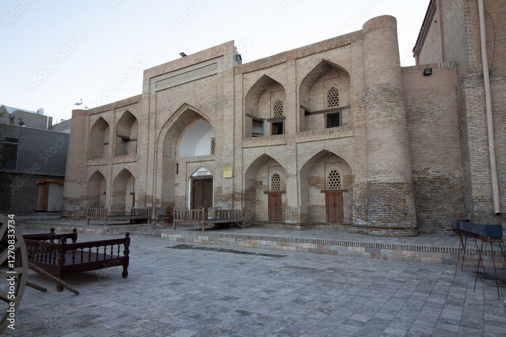 Obraz premium Bukhara, Uzbekistan - October 15, 2024: Ensemble of Khoja-Gaukushon