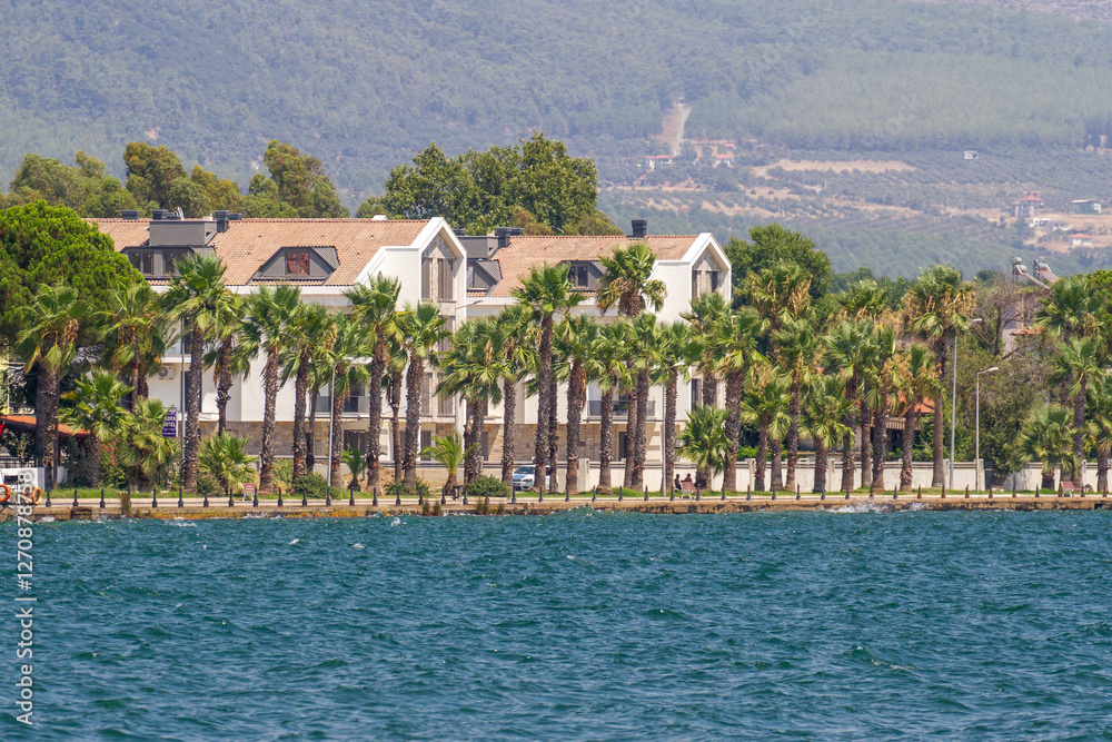 Φωτογραφία View of Koycegiz town embankment promenade of the Koycegiz lake on a sunny summer day