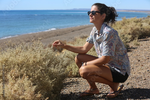 mujer disfrutando la vista panorámica del mar, patagonia argentina photo