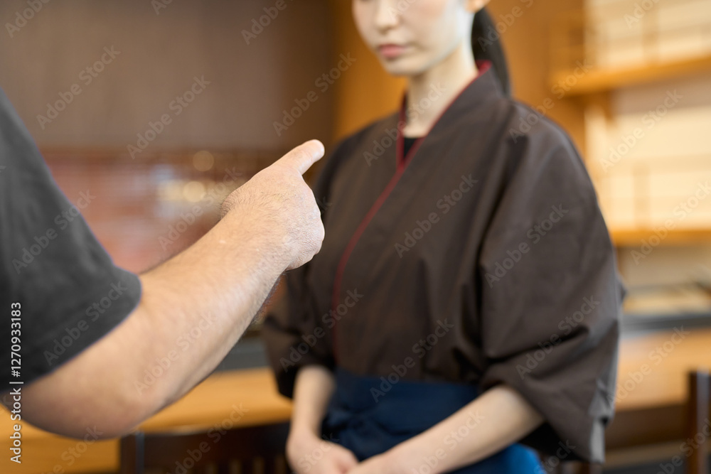 Obraz premium 不機嫌な表情をする和食の従業員