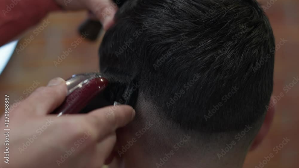 Un homme chez le coiffeur, il se fait tondre les cheveux avec une tondeuse