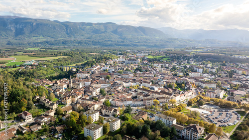 centre ville de Saint-Marcellin en Isère sous fonds de Vercors en vue aérienne