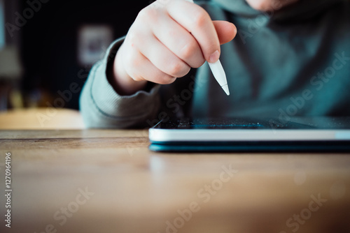 Kind malt auf dem Tablet